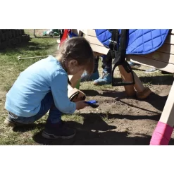 Helga Kreft Schoonmaakhoeven Voor Tuinpaarden -Kinderen Buitenspeelgoed helga kreft schoonmaakhoeven voor tuinpaarden a292633 2